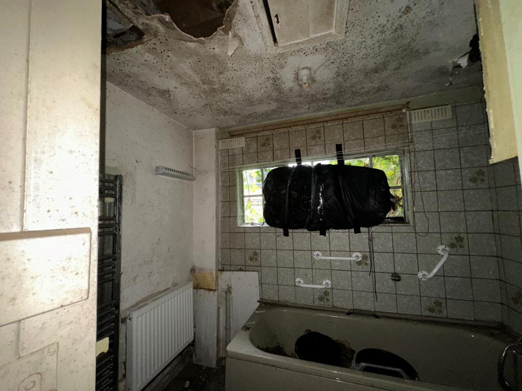 Lot: 103 - THREE-BEDROOM SEMI-DETACHED HOUSE FOR REPAIR - Bathroom